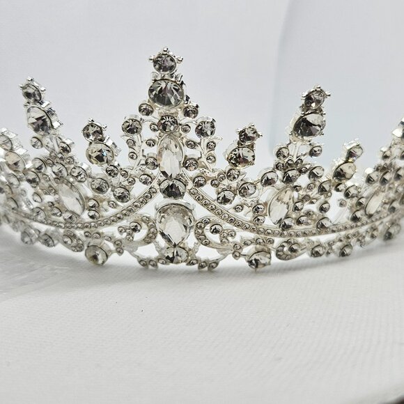New silvery tiara, ready for your special event - Picture 2 of 3